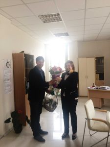 Директорът на МБАЛ Тота Венкова Габрово прие подаръка от името на победителя д-р Стефан Бенков 